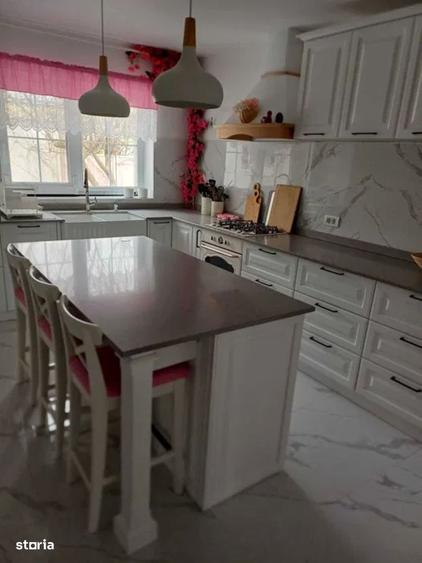 Casă cu 4 camere în Lazu