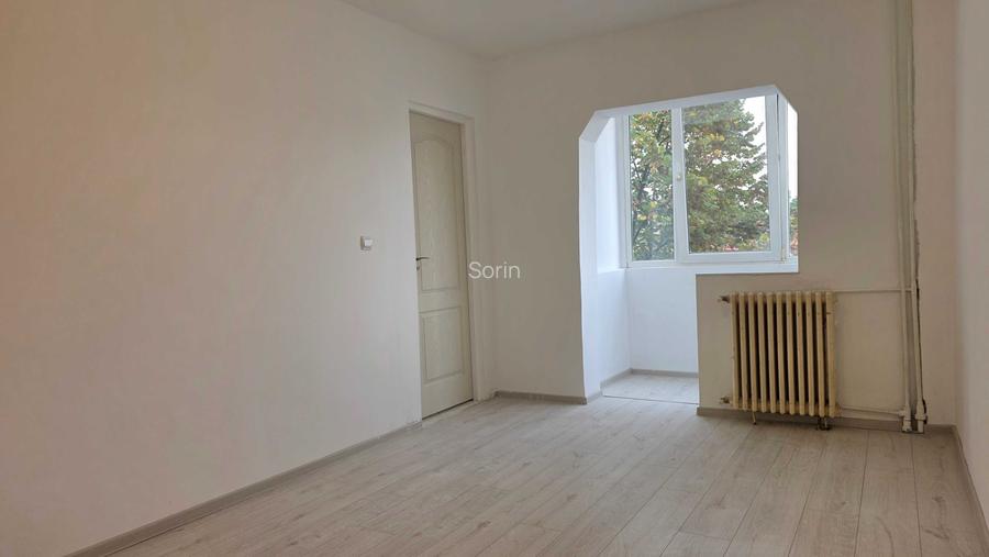 Garsoniera de vanzare, etaj 2, balcon, termopan zona Dambovita
