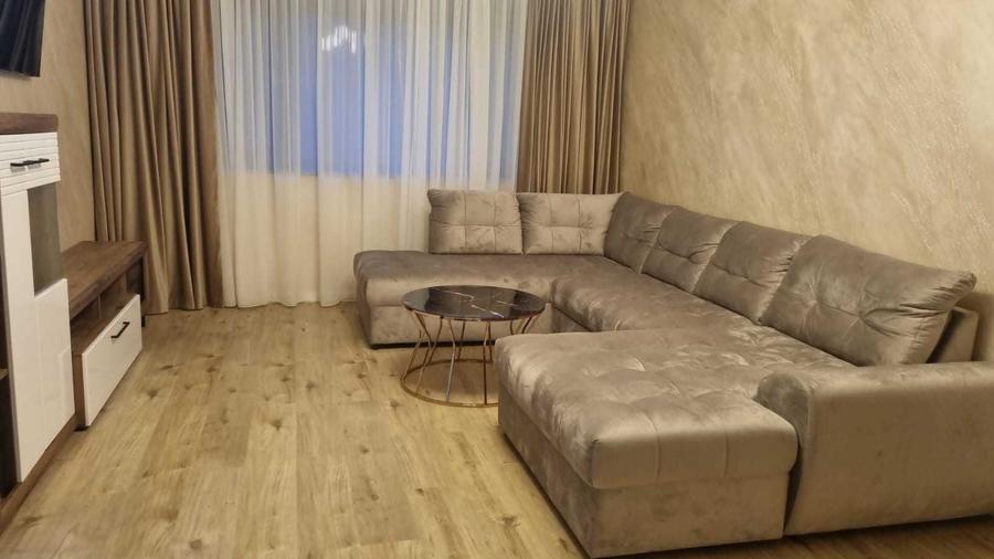 Apartament cu 3 camere semidecomandat în Băneasa