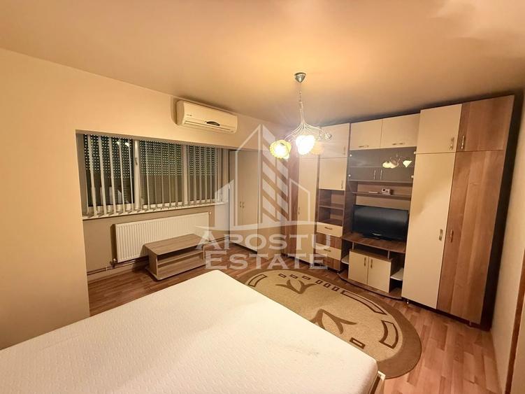 Apartament cu 2 camere semidecomandat, mobilat în UMT