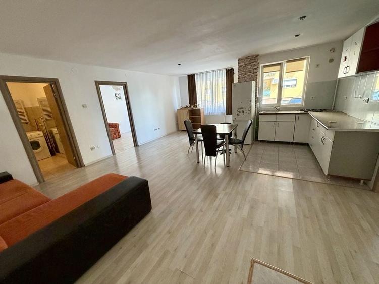 Apartament cu 3 camere semidecomandat în Central