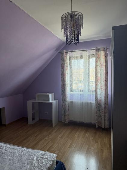Apartament cu 3 camere decomandat în Roșu