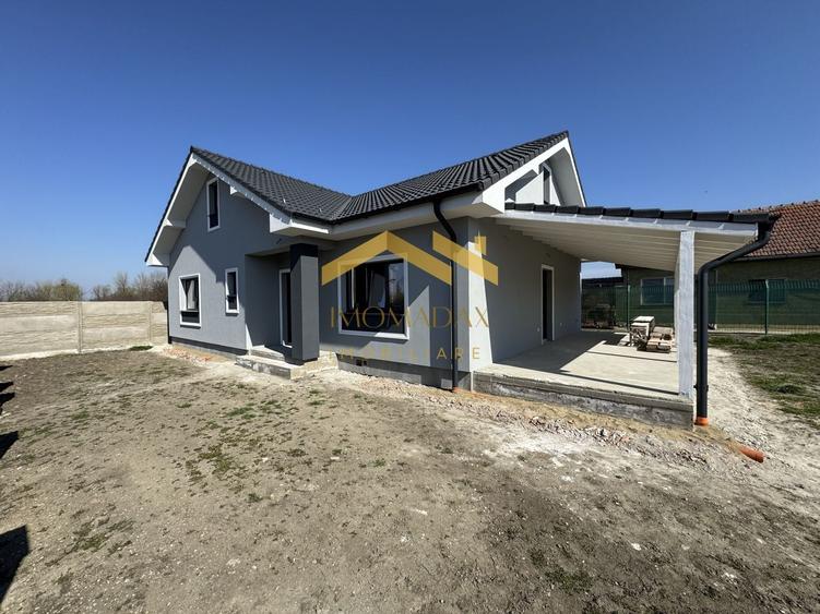 Casă individuală cu 4 camere cu Canalizare în Utvin