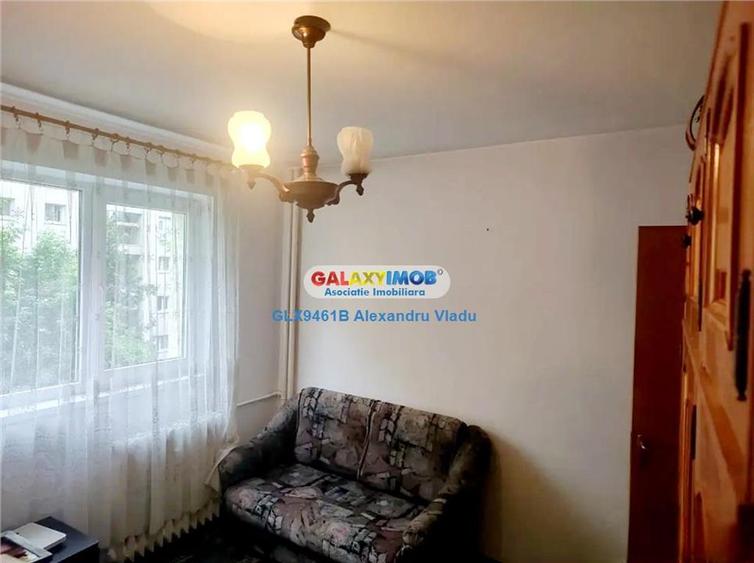 Apartament cu 3 camere semidecomandat în Baba Novac