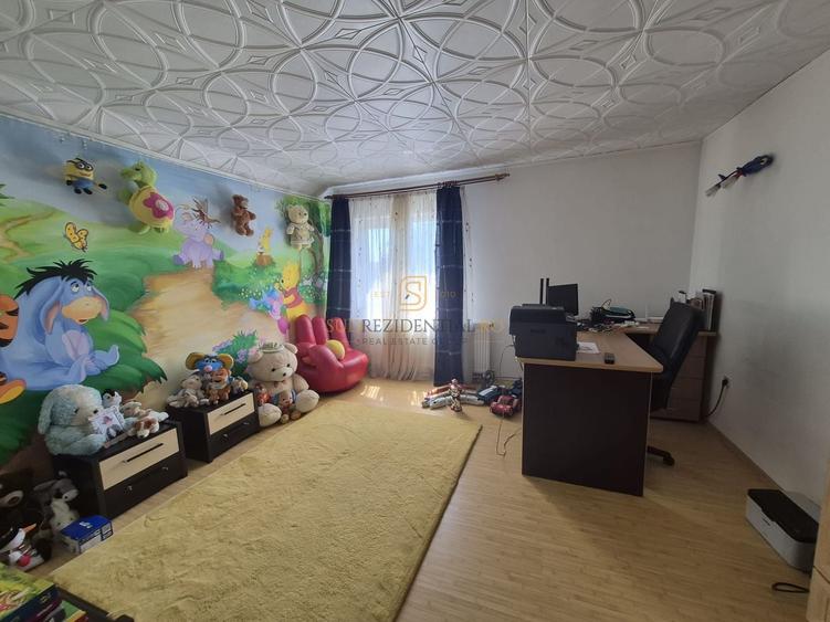 Casă individuală cu 5 camere cu Canalizare în 1 Decembrie