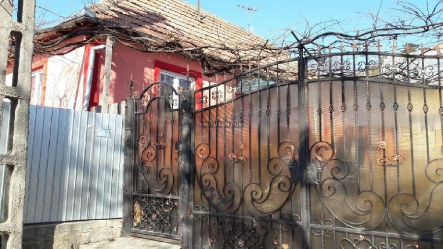 Casă individuală cu 5 camere cu Teren 3523 Mp în Central