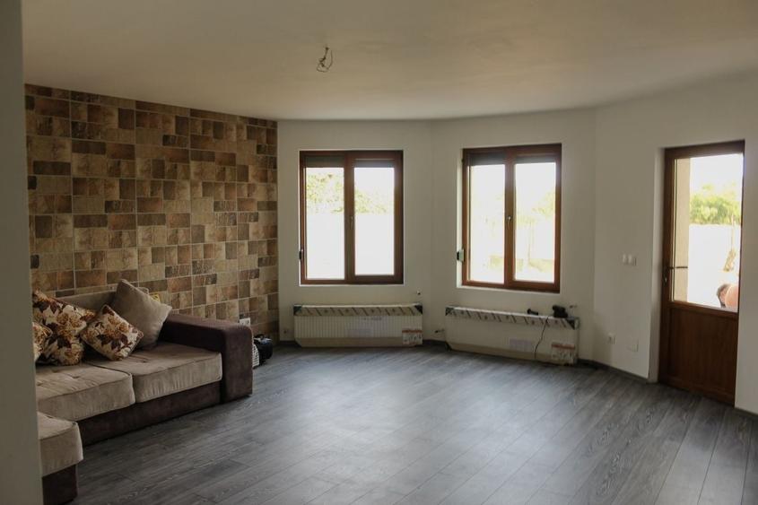 Casă cu 4 camere în Izvin