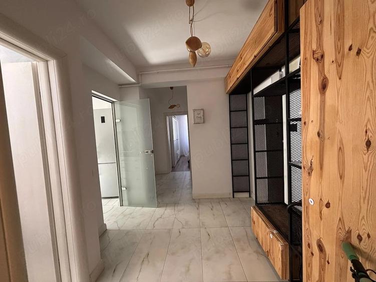 Apartament cu 3 camere decomandat în Tineretului