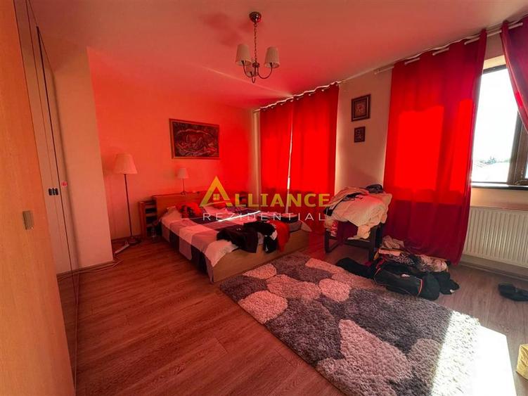 Casă individuală cu 7 camere cu Canalizare în Central