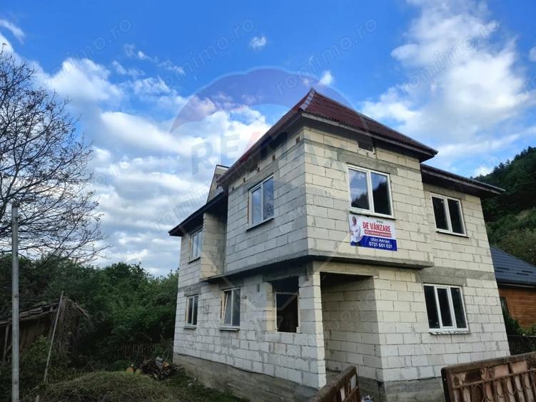 Casă cu 7 camere cu Teren 3650 Mp în Central