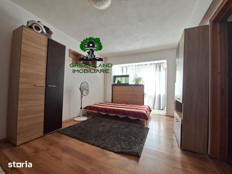 Apartament cu 3 camere în Podu Roș