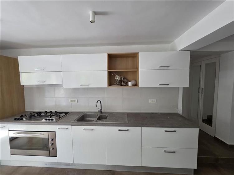 Casă individuală cu 5 camere cu Piscina în Central