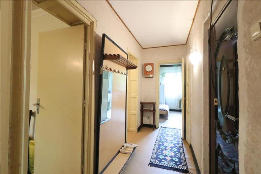 Apartament cu 3 camere decomandat în Podu Roș