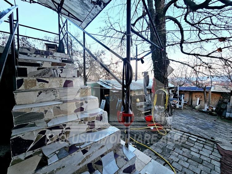 Casă individuală cu 6 camere cu Canalizare în Sud-Vest