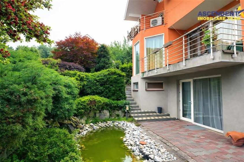 Casă individuală cu 8 camere cu Canalizare în Livezeni