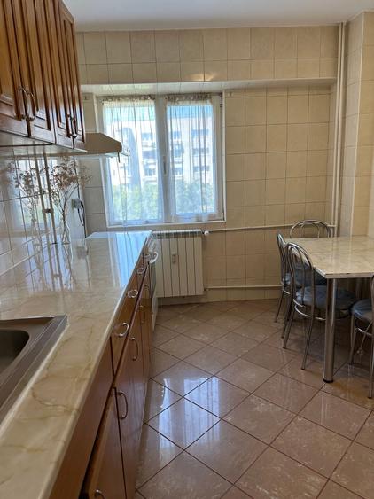 Apartament cu 3 camere decomandat, mobilat în Decebal