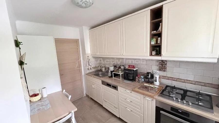 Apartament cu 4 camere decomandat în Drumul Taberei