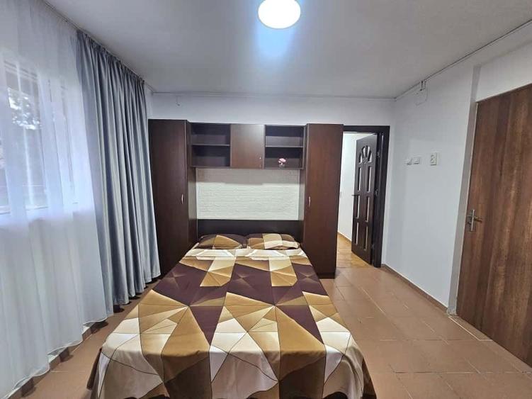 Casă individuală cu 18 camere cu Canalizare în Central
