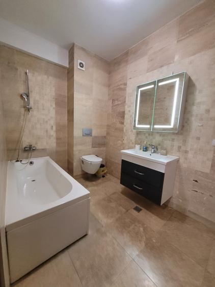 Apartament cu 3 camere semidecomandat, mobilat în Central