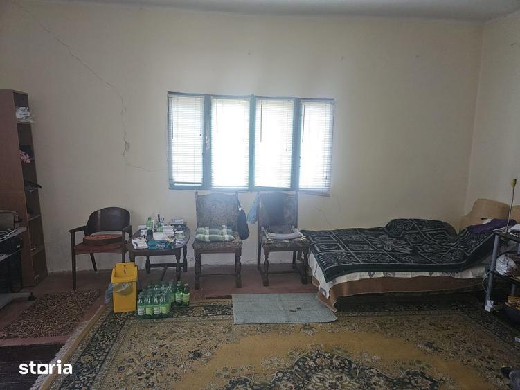 Casă cu Teren 1000 Mp în Stâlpeni