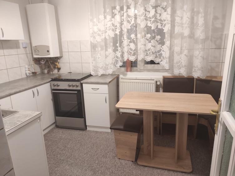 Apartament cu 3 camere decomandat în Plăvăț II