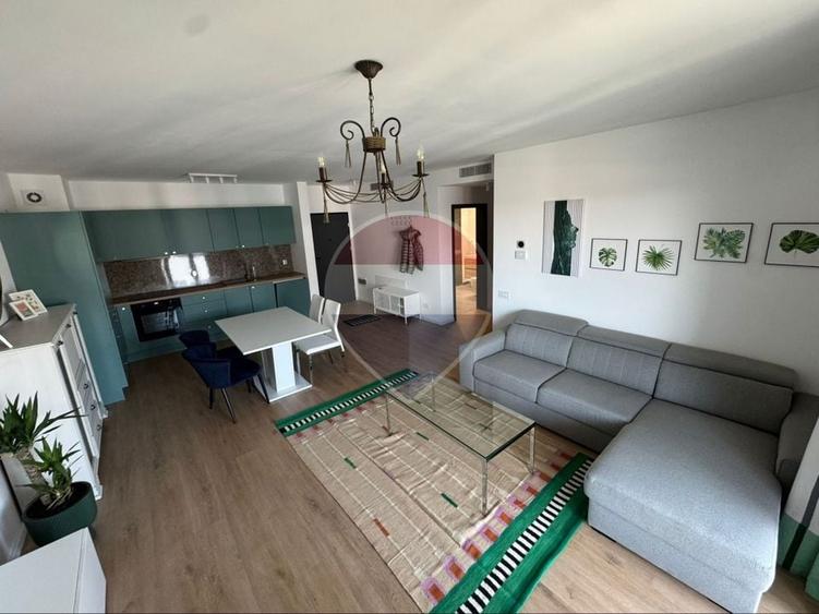 Apartament cu 3 camere semidecomandat, mobilat în Gară