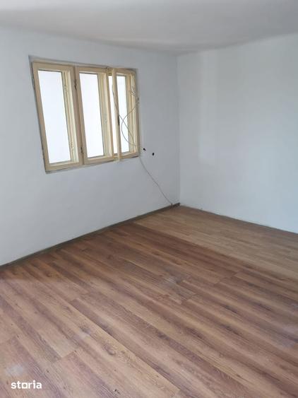 Casă cu 2 camere cu Teren 1000 Mp în Central