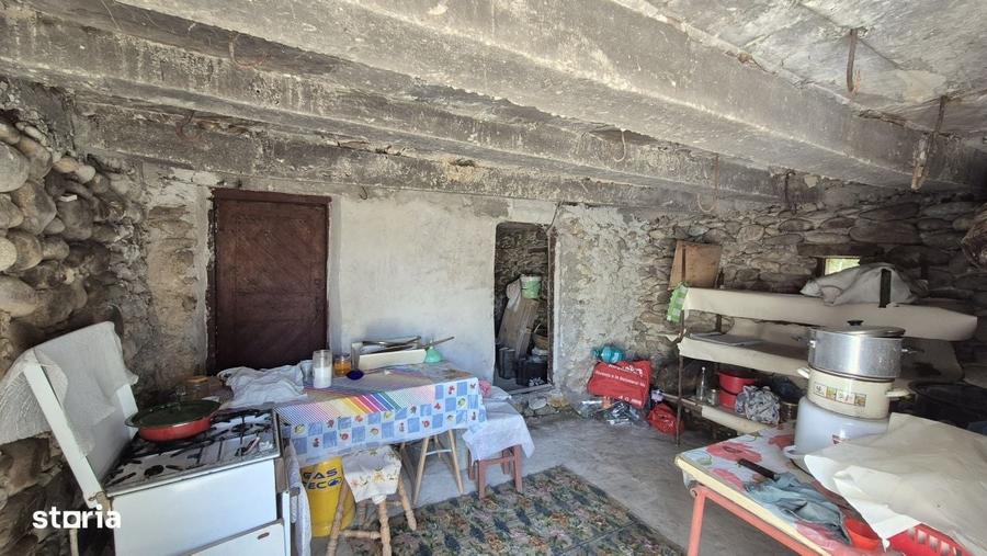 Casă cu 3 camere în Scoarța