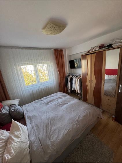 Apartament cu 3 camere semidecomandat în 1 Decembrie