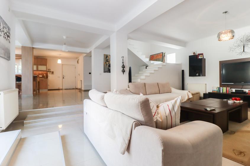 Duplex cu 4 camere cu Canalizare în 1 Decembrie