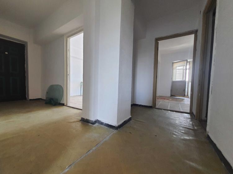 Apartament cu 3 camere decomandat în Hârșova