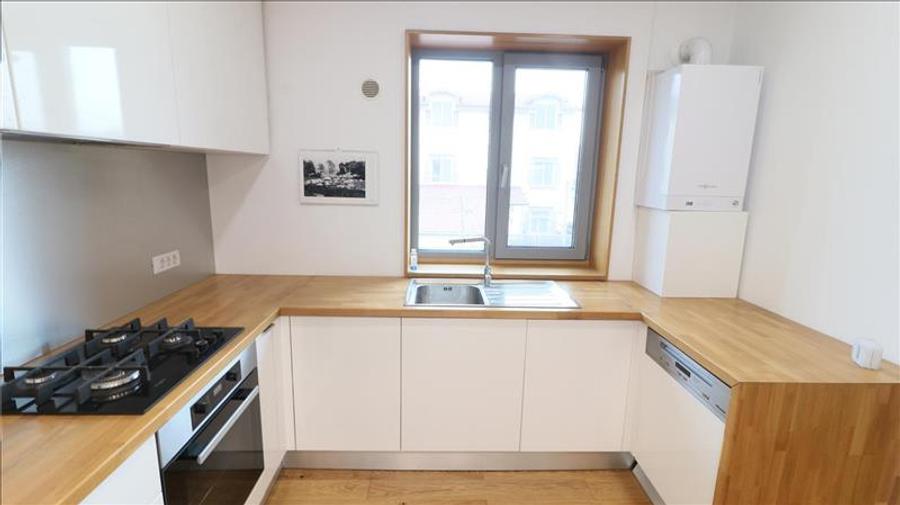 Apartament cu 2 camere decomandat, mobilat în Podul de Piatră
