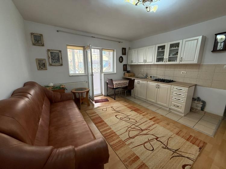 Apartament cu 3 camere semidecomandat, mobilat în Cetate