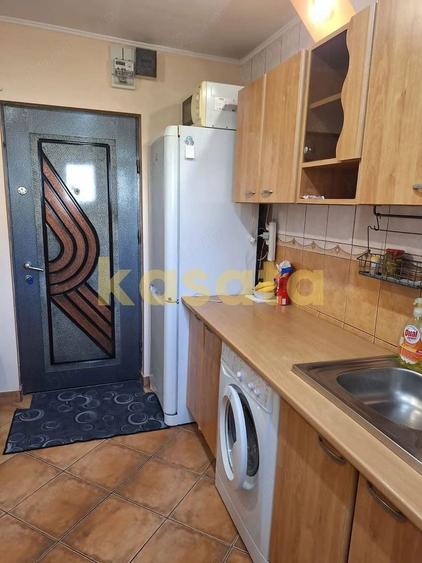 Apartament cu 3 camere decomandat, mobilat în Titan