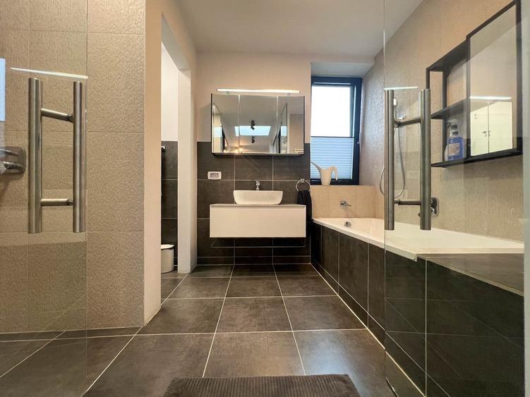 Apartament cu 4 camere semidecomandat în Nord