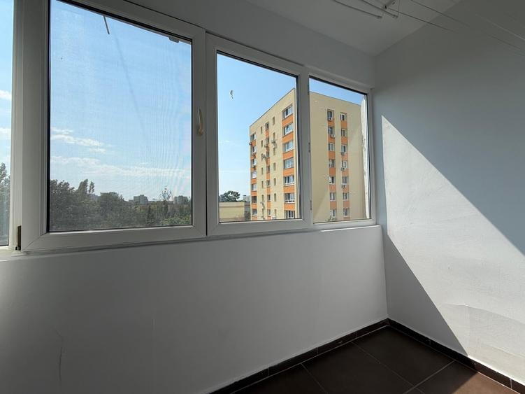 Apartament cu 3 camere semidecomandat în Titan