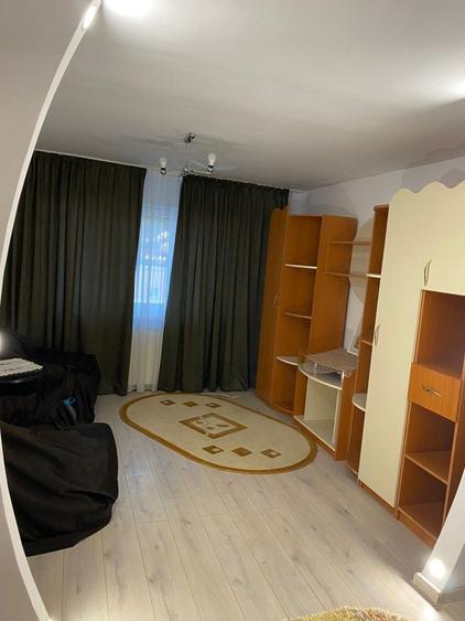 Apartament cu 3 camere decomandat în Exterior Vest