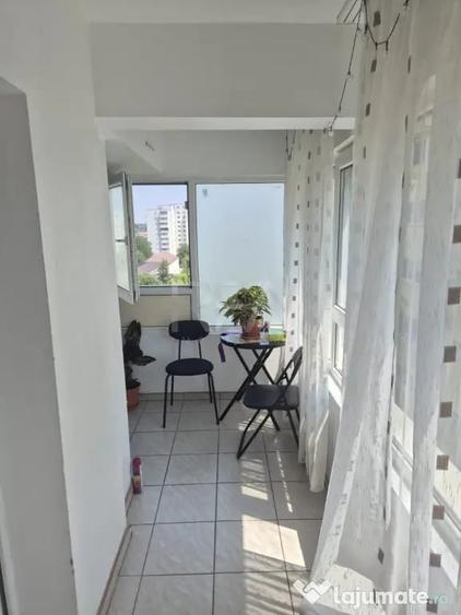 Apartament cu 3 camere semidecomandat în Colentina