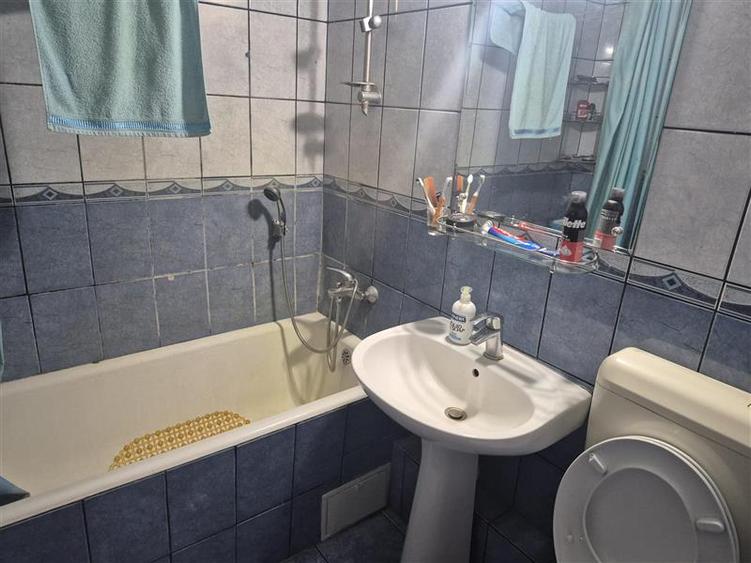 Apartament cu 3 camere semidecomandat în Pantelimon