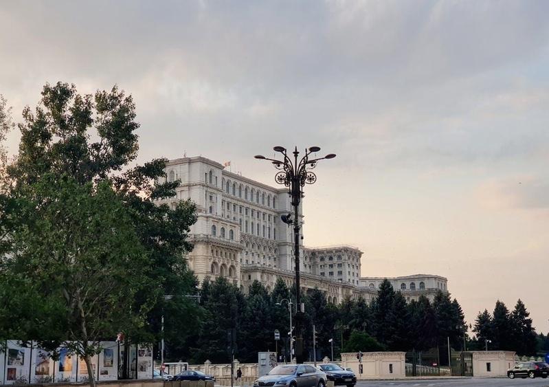 Apartament cu 2 camere decomandat, mobilat în Libertății
