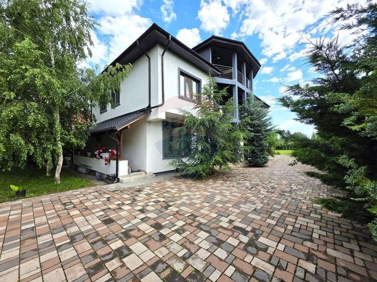 Casă individuală cu 7 camere cu Teren 3200 Mp în Lipia