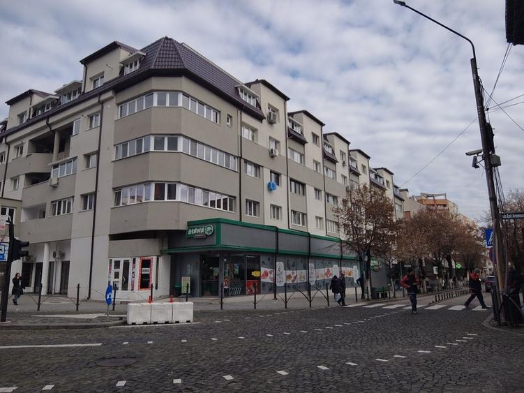 Apartament cu 3 camere decomandat în Central