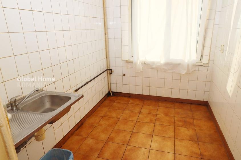 Apartament cu 3 camere semidecomandat în 1 Mai