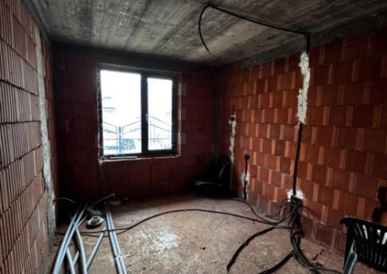 Casă cu 7 camere cu Teren 301 Mp în George Enescu