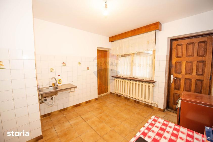 Casă cu 7 camere cu Teren 200 Mp în Central