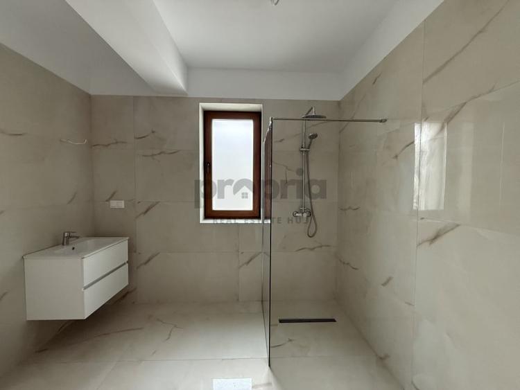 Apartament cu 3 camere decomandat în Tractorul