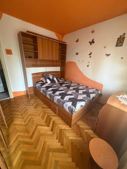 Apartament cu 3 camere semidecomandat, mobilat în Craiovița Nouă