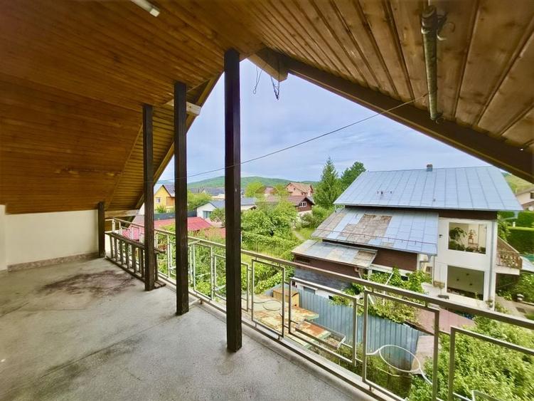 Casă individuală cu 15 camere cu Teren 1092 Mp în Câmpinița