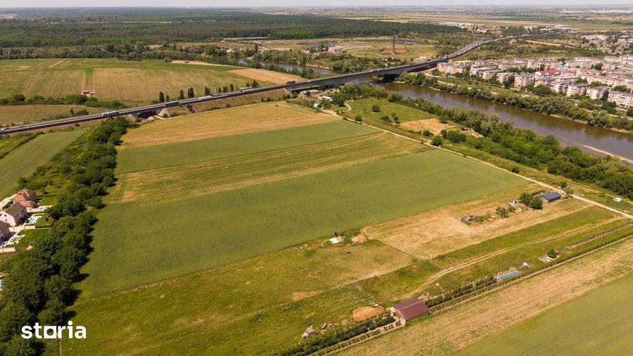 Teren de 4500 mp, în Pârneava