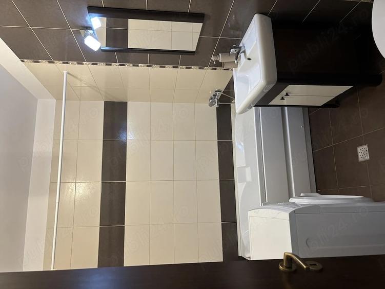 Garsonieră decomandată în Vest